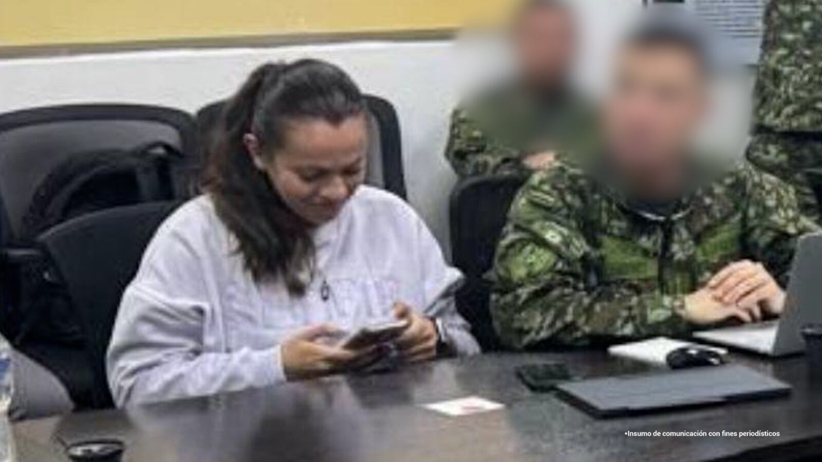Falsa capitán de la Policía participando en reuniones militares, según la Fiscalía.
