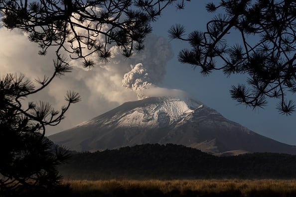 La decisión se adoptó después de que las operaciones en el aeropuerto de Ciudad de México fueron suspendidas temporalmente por la caída de ceniza. (Photo by Cristopher Rogel Blanquet/Getty Images)