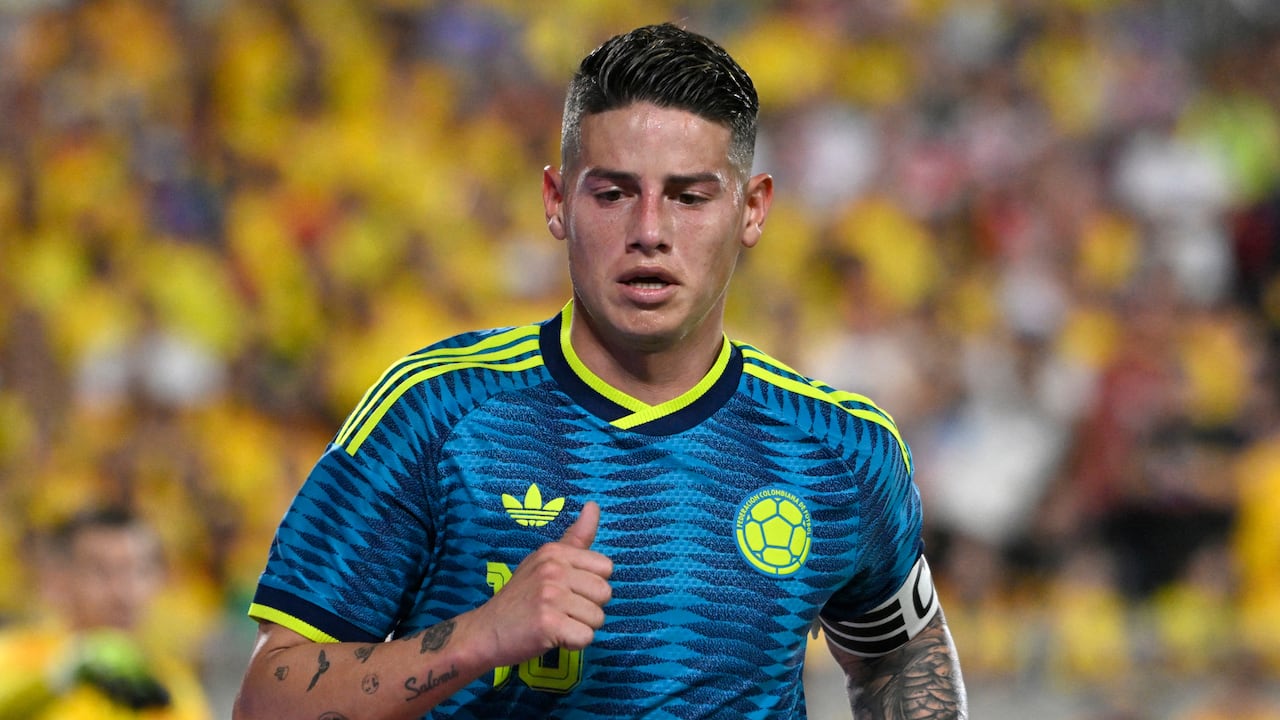 El centrocampista colombiano James Rodríguez, número 10, corre durante un partido amistoso de fútbol entre Colombia y Croacia en el Camping World Stadium de Orlando, Florida, el 26 de marzo de 2026. (Foto de Miguel J. Rodríguez CARRILLO / AFP)