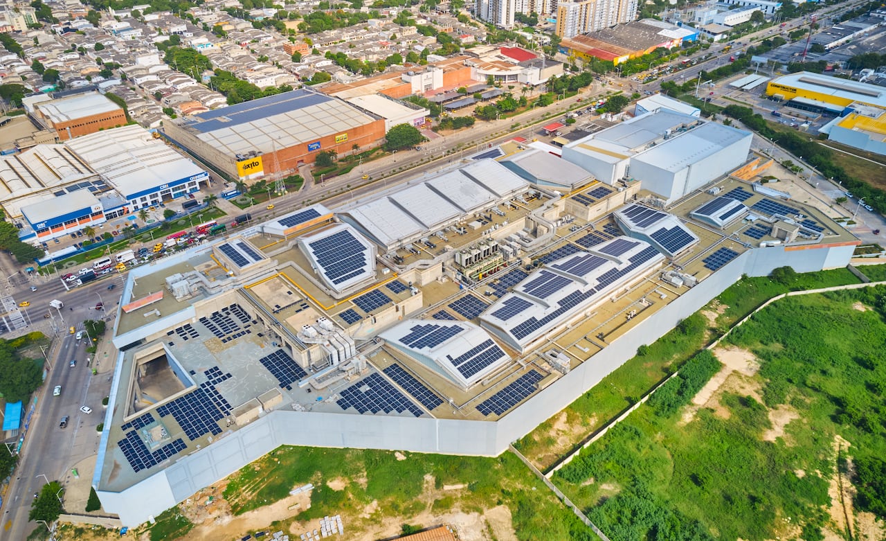 Parque Alegra es un centro comercial ubicado en la costa caribe de Colombia, donde las altas temperaturas durante todo el año generan un elevado consumo energético, especialmente en sistemas de climatización.