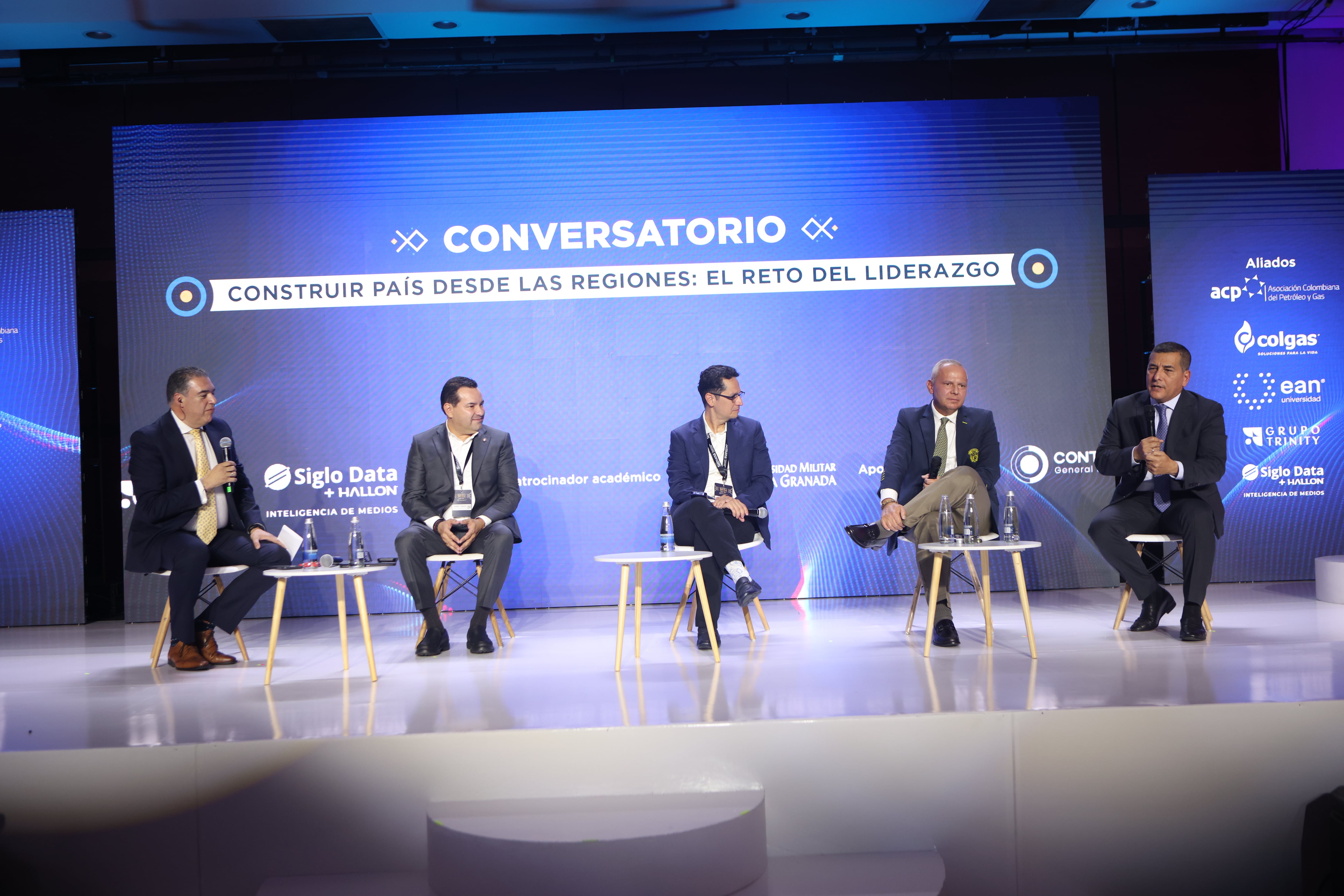 Moderado por Jairo Lozano, subdirector de información de SEMANA, el espacio cuenta con la participación de Didier Tavera, director ejecutivo de la Federación Nacional de Departamentos, Jaime Alonso Restrepo Carmona, director ejecutivo de Rotorr - Motor de Innovación, el MG (R) Javier Alberto Ayala Amaya Ph.D, rector de la Universidad Militar Nueva Granada y Dumek Turbay, alcalde de Cartagena.