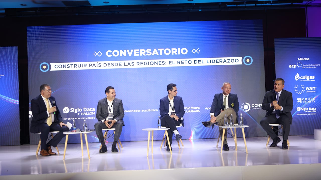 Moderado por Jairo Lozano, subdirector de información de SEMANA, el espacio cuenta con la participación de Didier Tavera, director ejecutivo de la Federación Nacional de Departamentos; Jaime Alonso Restrepo Carmona, director ejecutivo de Rotorr - Motor de Innovación; el MG (R) Javier Alberto Ayala Amaya Ph.D, rector de la Universidad Militar Nueva Granada, y Dumek Turbay, alcalde de Cartagena.