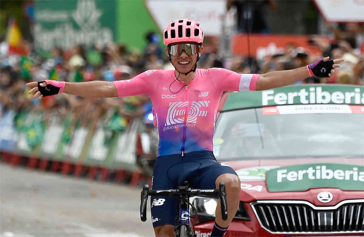 Sergio Higuita, ciclista del Team Education First, cruza la línea de meta de la 18a etapa de La Vuelta a España 2019, una carrera de 177,5 km desde Colmenar Viejo hasta Becerril de la Sierra, el 12 de septiembre de 2019. (Foto por ÓSCAR DEL POZO / AFP)