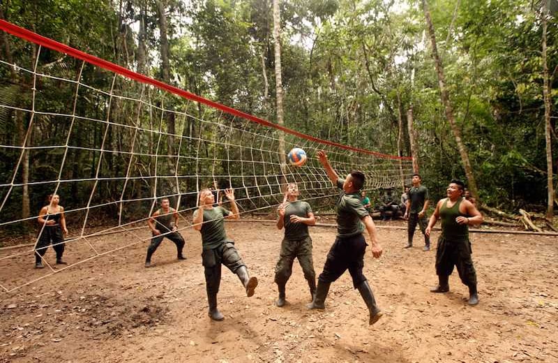 El voleibol no falta en los campamentos. En esta ocasión compiten los frentes Felipe Rincón y Combatientes del Yarí.
