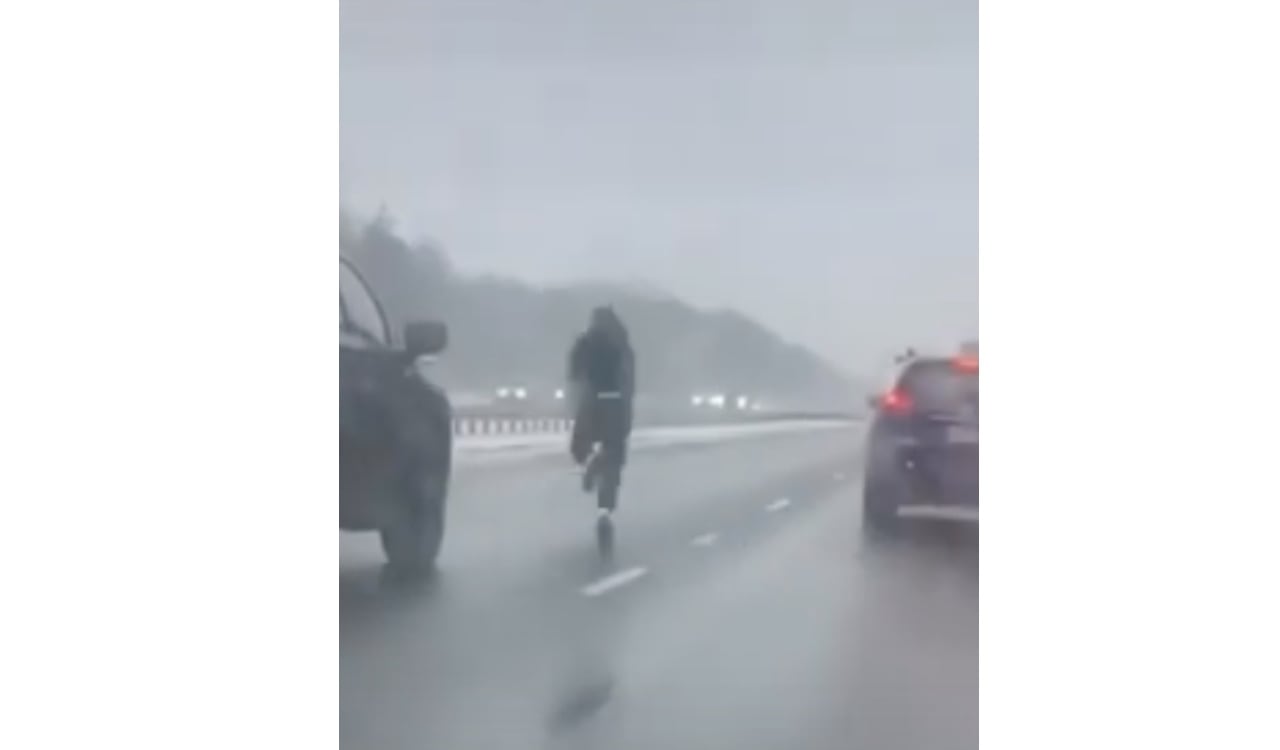 Entre los carros, Adolfo Molina logró llegar hasta el carro de la mujer afectada