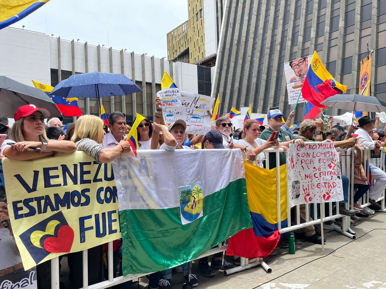 Plantón en Medellín por Venezuela.