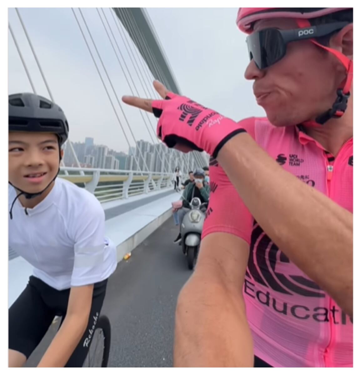 Rigo Urán y un hermoso gesto con un niño chino