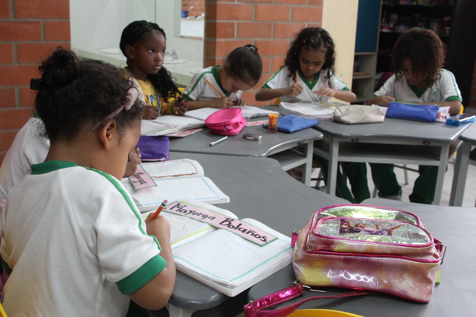 La administración distrital ha logrado una reducción significativa de la deserción escolar, gracias a programas como el PAE, apoyo psicosocial y el fortalecimiento de las instituciones educativas.