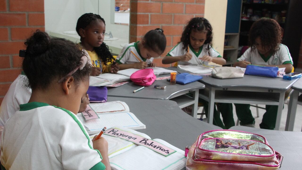 La administración distrital ha logrado una reducción significativa de la deserción escolar, gracias a programas como el PAE, apoyo psicosocial y el fortalecimiento de las instituciones educativas.