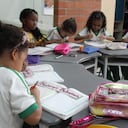 La administración distrital ha logrado una reducción significativa de la deserción escolar, gracias a programas como el PAE, apoyo psicosocial y el fortalecimiento de las instituciones educativas.