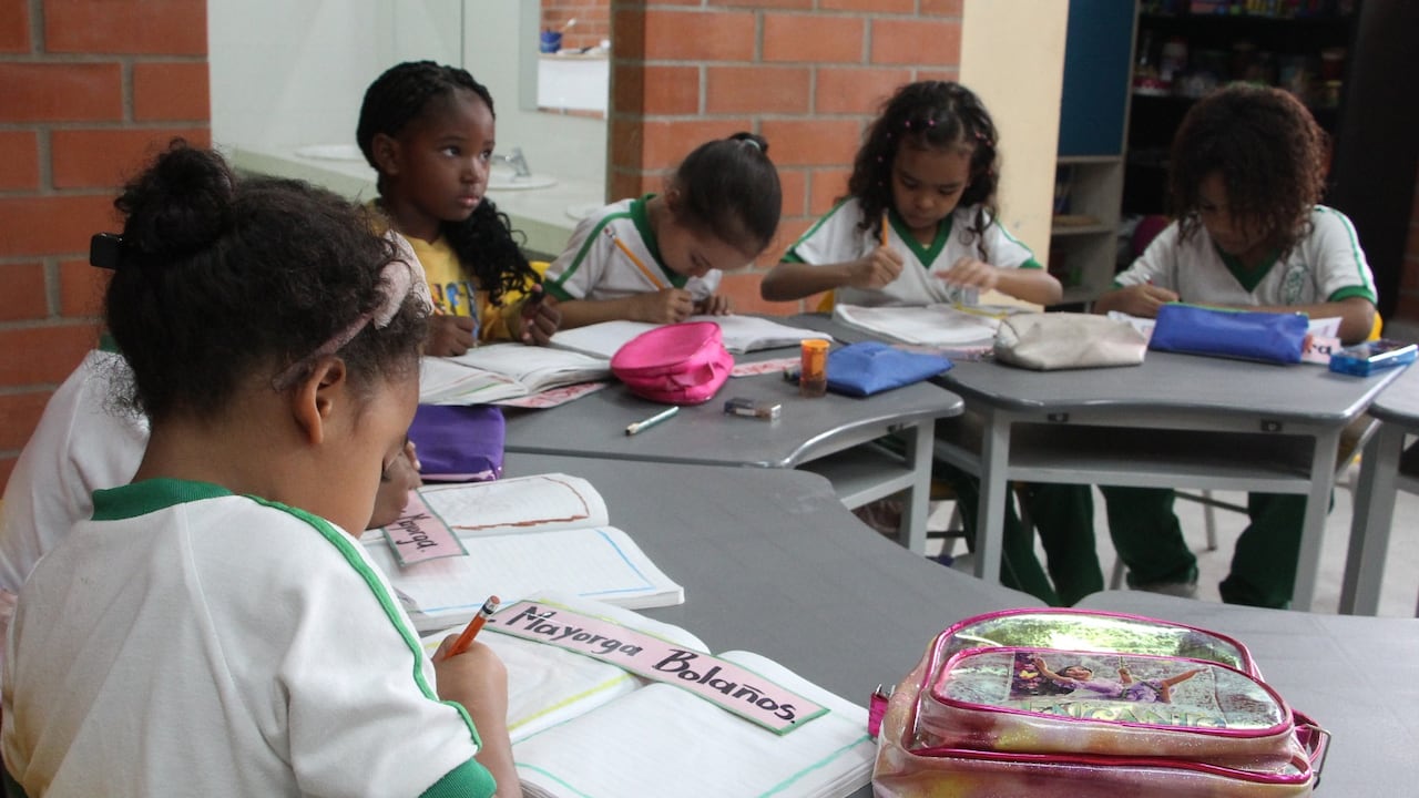 Se ha logrado un reducción de la deserción escolar gracias a programas como el PAE, apoyo psicosocial y el fortalecimiento de las instituciones educativas.