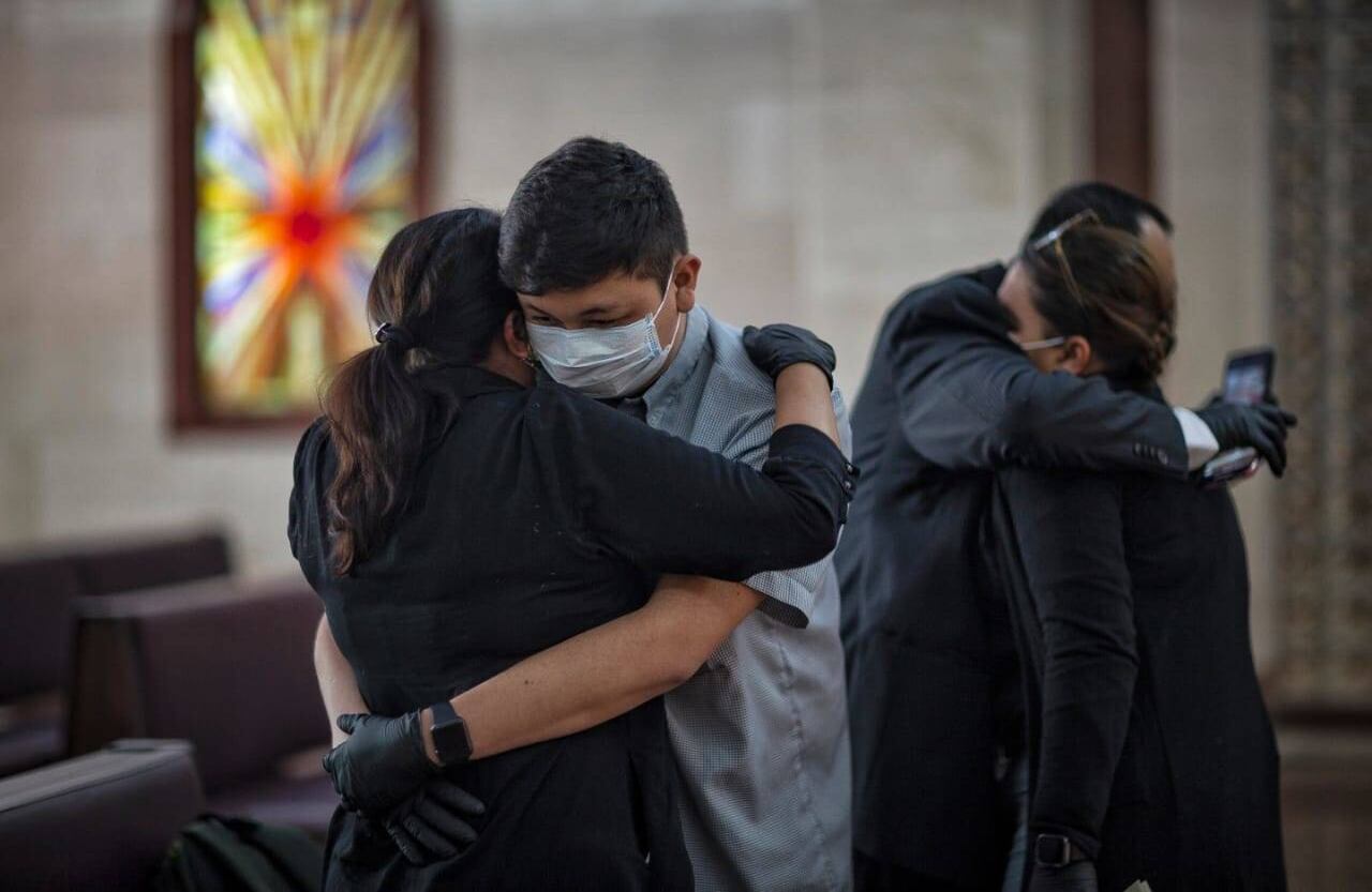 El saludo de la paz fue el único rito litúrgico en el que los Torres no pudieron guardar la distancia. La tristeza era tanta que decidieron abrazarse. Reportaje gráfico: Esteban Vega La-Rotta