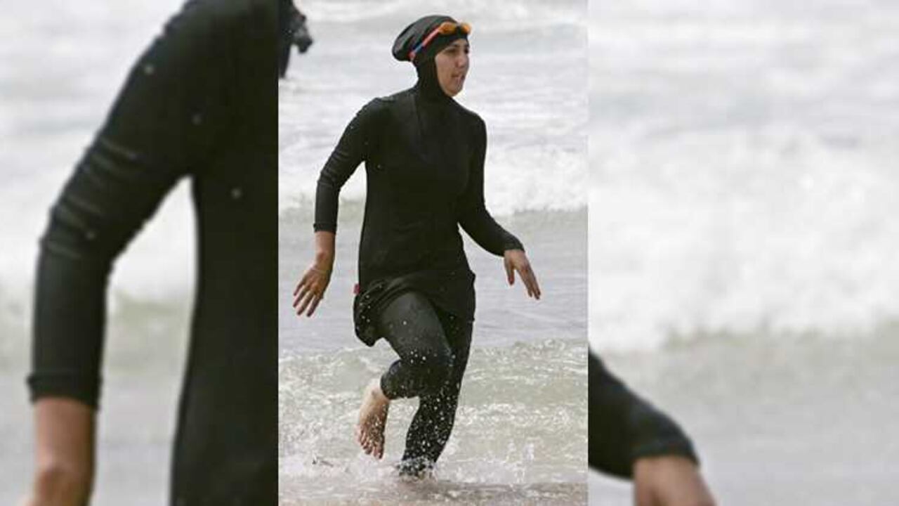 El controversial vestido de baño causó protestas en varias ciudades de Córcega y encontrones entre la población local y la musulmana.