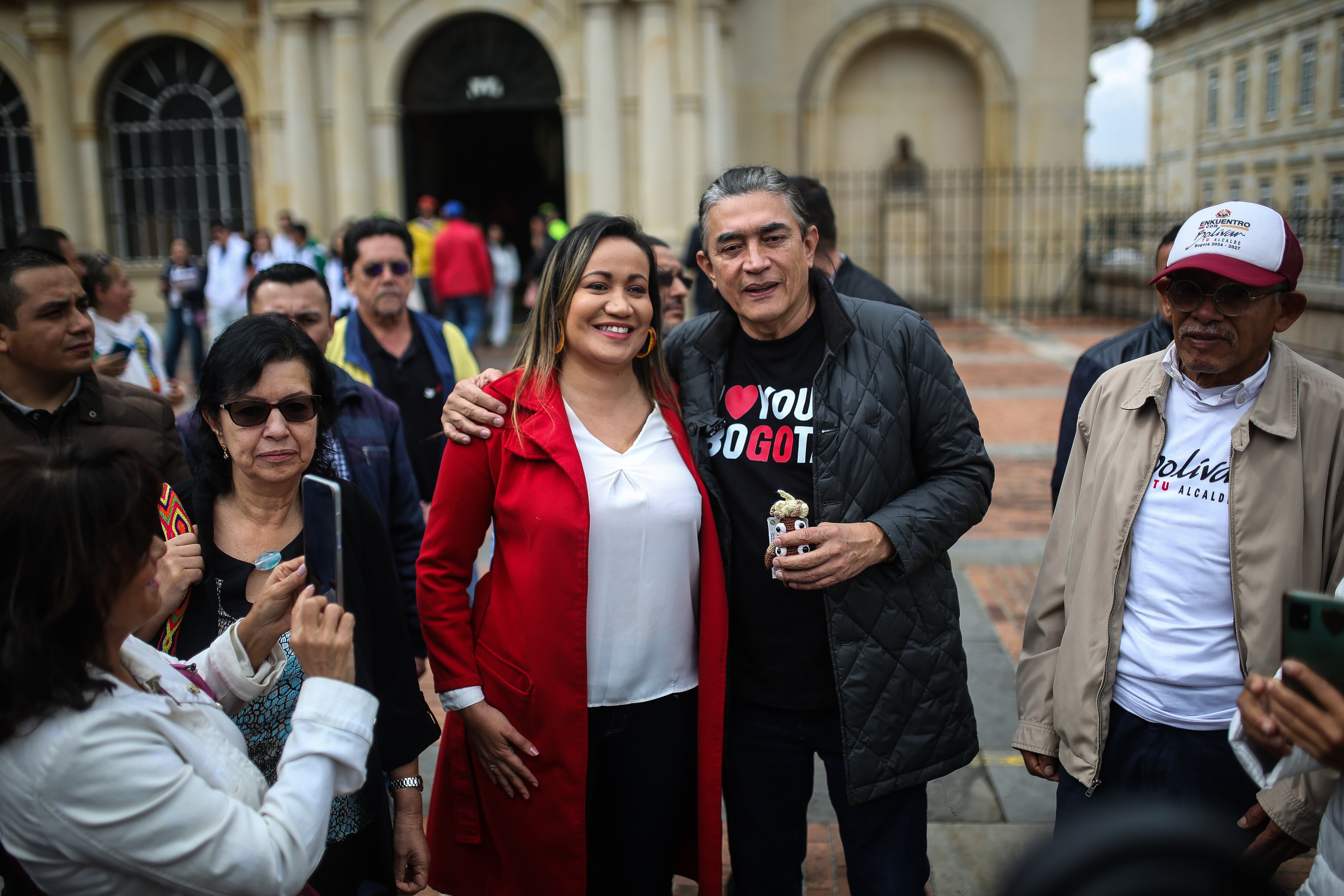 Candidato del pacto historico Gustavo Bolívar, ejerce su derecho al voto