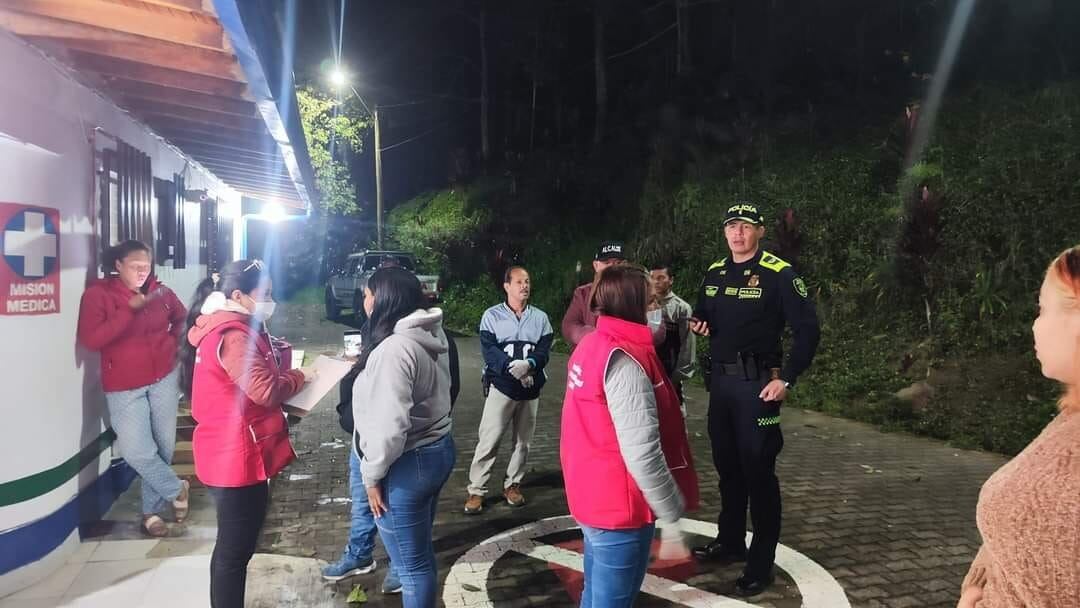 El alud de tierra sepultó varios carros y se calcula que hay una treintena de personas atrapadas.