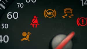 Los testigos de advertencia en el tablero de un carro son indicadores cruciales que alertan a los conductores sobre problemas potenciales en el vehículo.