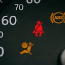 Los testigos de advertencia en el tablero de un carro son indicadores cruciales que alertan a los conductores sobre problemas potenciales en el vehículo.