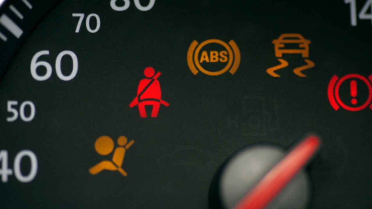 Los testigos de advertencia en el tablero de un carro son indicadores cruciales que alertan a los conductores sobre problemas potenciales en el vehículo.