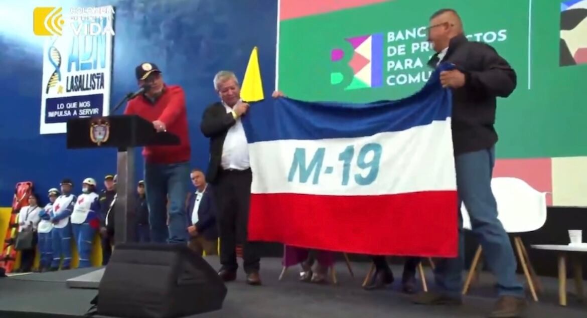 Presidente Gustavo Petro y la bandera del M-19