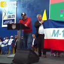Presidente Gustavo Petro y la bandera del M-19