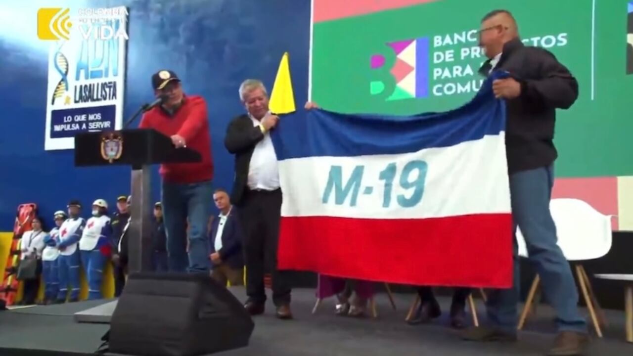 Presidente Gustavo Petro y la bandera del M-19.