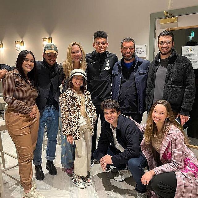 John Char Warner es la persona que está a la izquierda de Arturo Char, ex senador de la República.