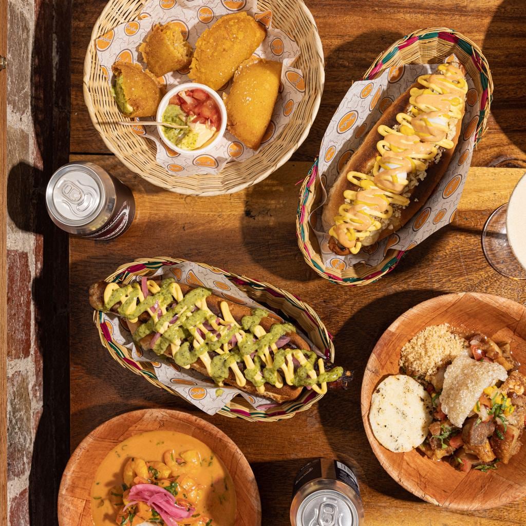 Los perros calientes, con un toque de sabores colombianos, también ha sido una de las preparaciones más vendidas.