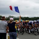 Los espectadores saludan el paso del pelotón del Tour de Francia durante la 19na etapa, el viernes 22 de julio de 2022.