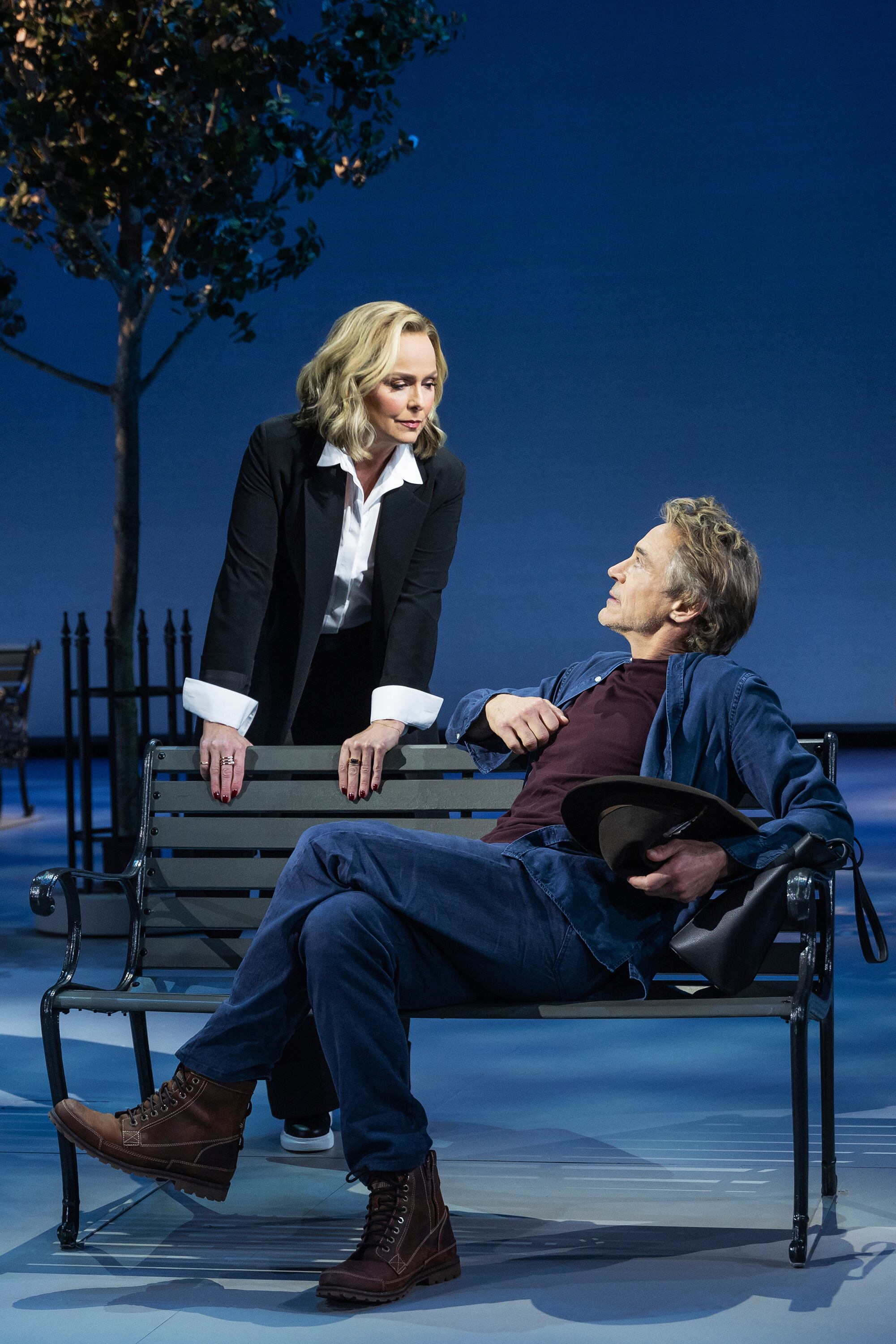 Melora Hardin, a la izquierda, y Robert Downey Jr. aparecen durante una representación de la obra de teatro "McNeal", en Nueva York. (Matthew Murphy y Evan Zimmerman vía AP)