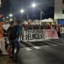 Jóvenes estudiantes protestan en Barranquilla y causan desvíos en las vías del transporte público.