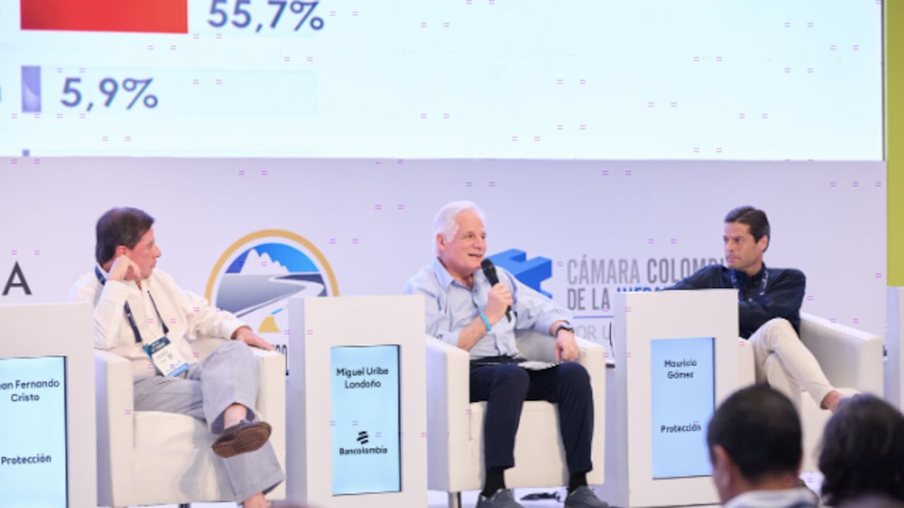 Precandidatos presidenciales en congreso de la CCI