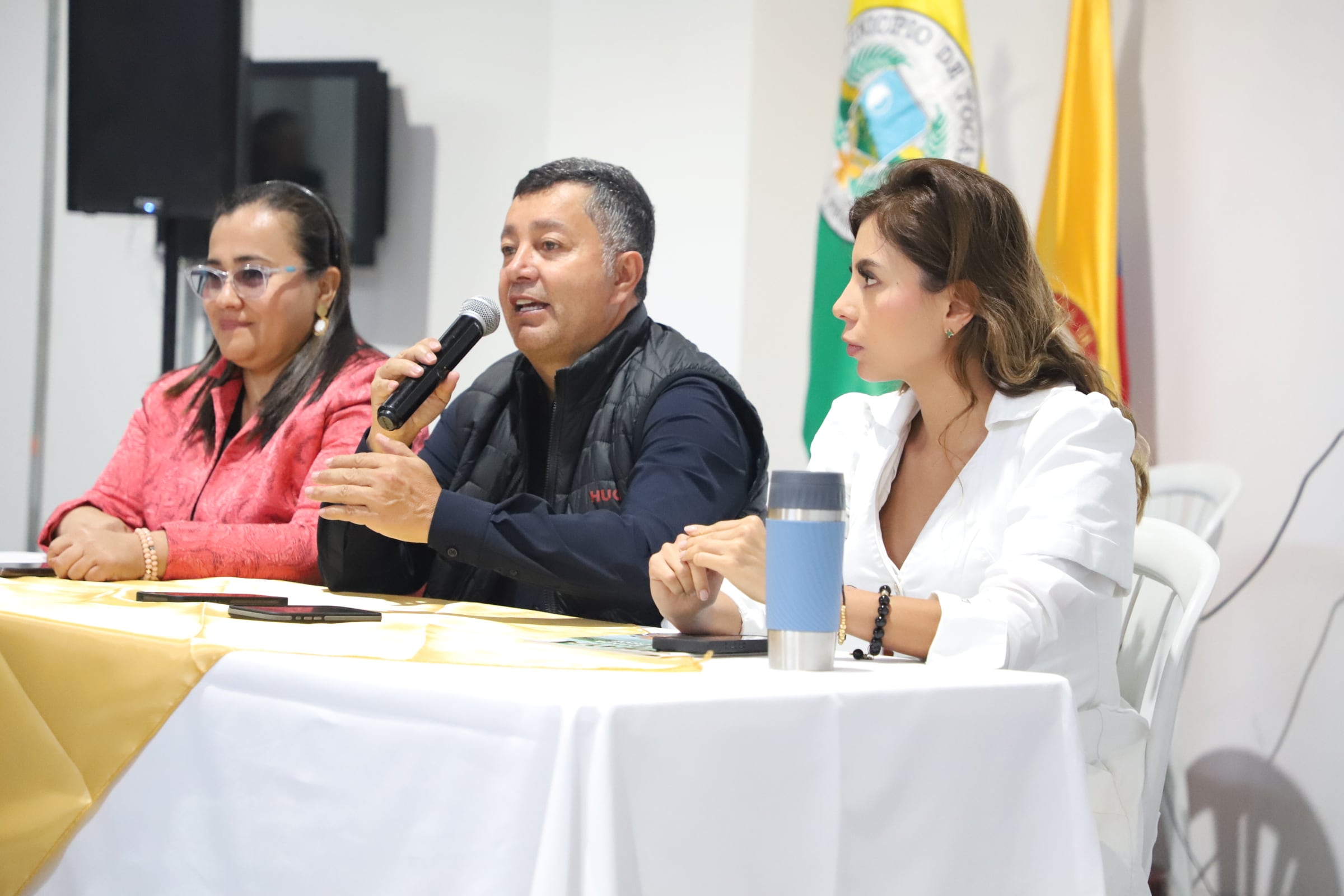 El alcalde Walfrando Forero presenta detalles del proyecto del centro de eventos.