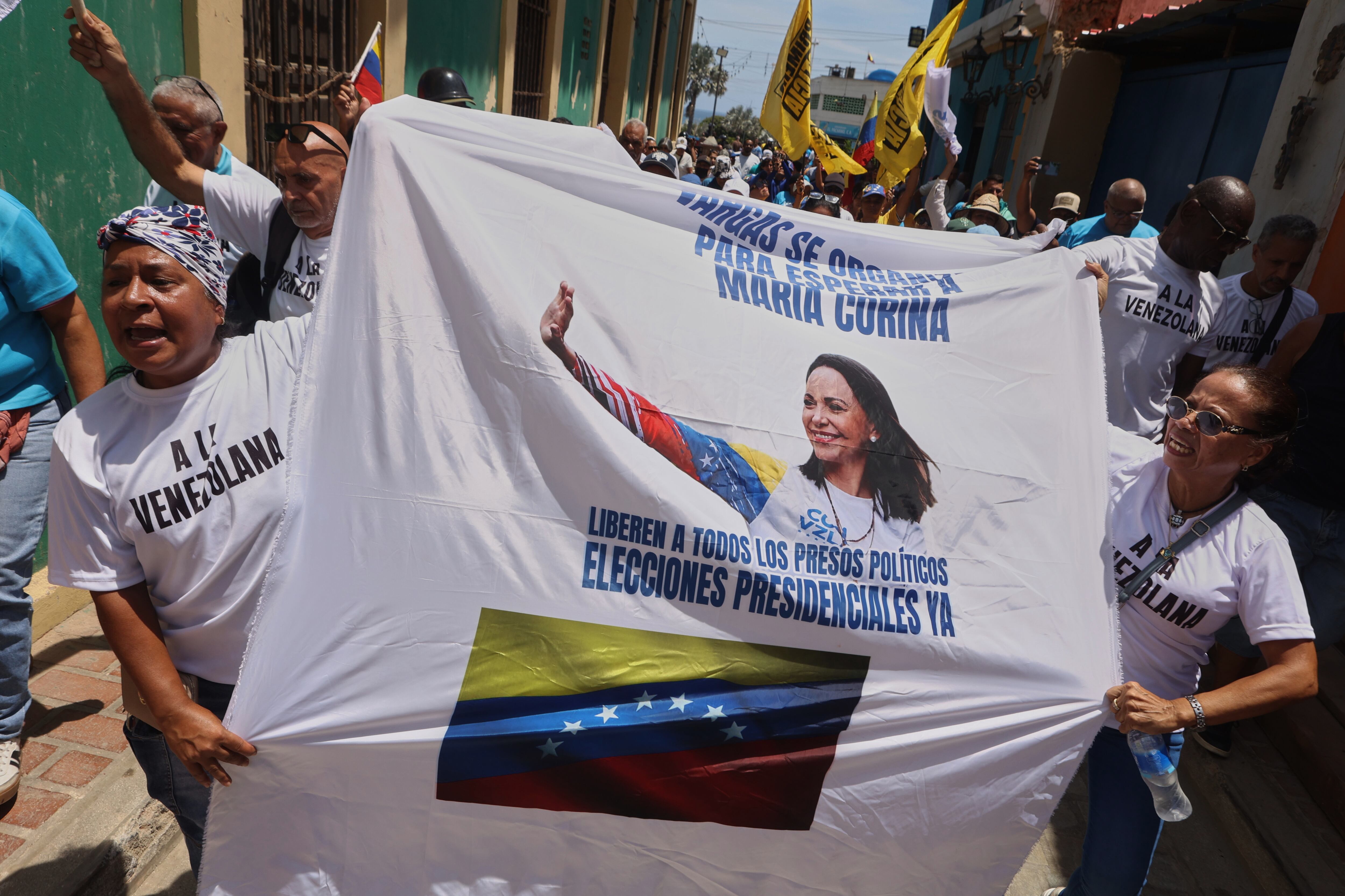 Simpatizantes de la líder opositora María Corina Machado asisten a una manifestación que exige su regreso al país, en La Guaira, Venezuela.
