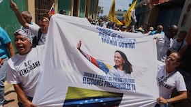 Simpatizantes de la líder opositora María Corina Machado asisten a una manifestación que exige su regreso al país, en La Guaira, Venezuela.