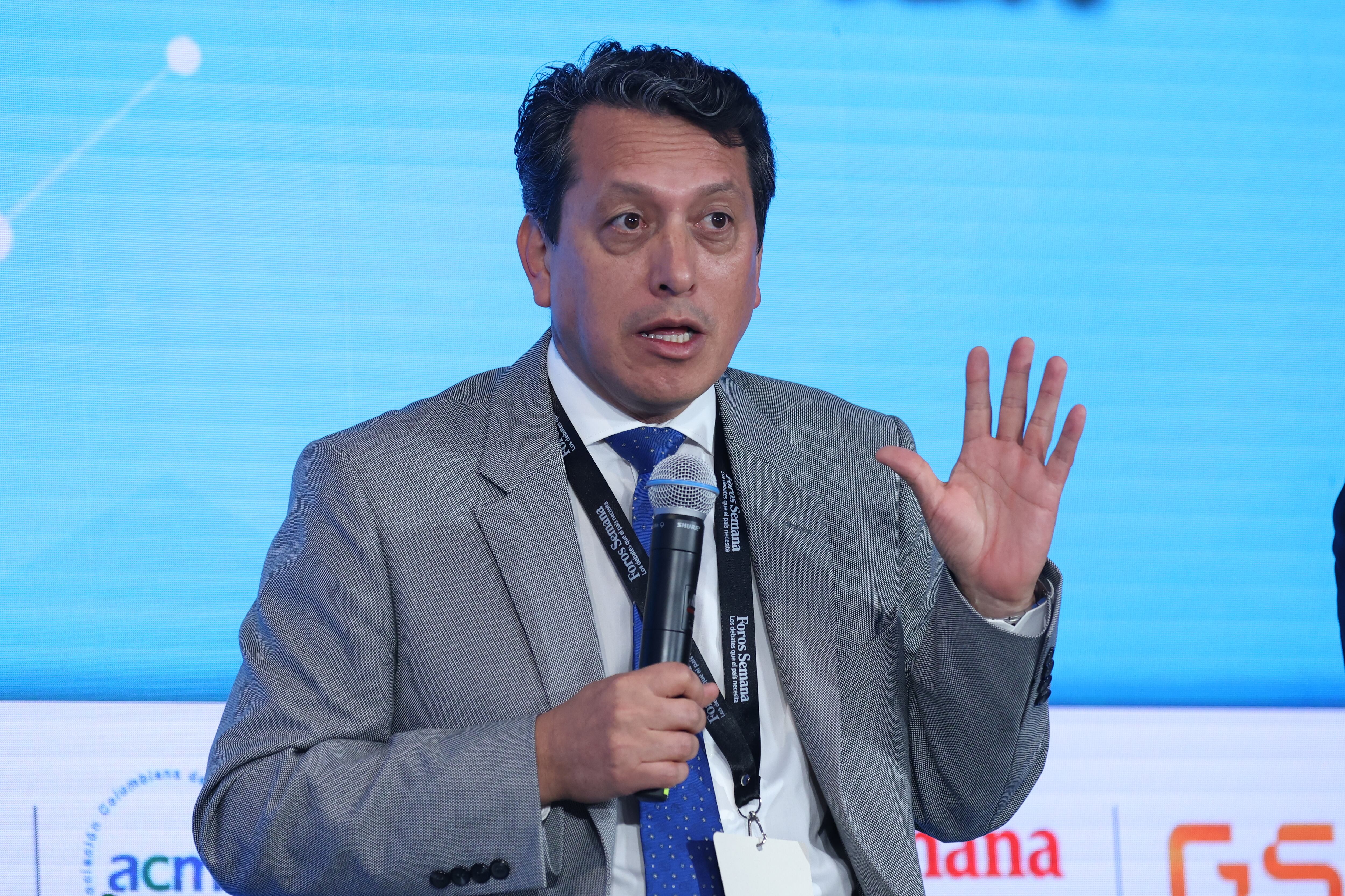 Foro ‘Vacunación en adultos: prevenir para priorizar la vida’
Jueves 3 de julio de 2025

PANEL | Vacunación en adultos: ¿por qué es un asunto vital?
Juan Pablo Osorio Lombana
Presidente de la Asociación Colombiana de Infectología -ACIN Capítulo central
Carlos Álvarez-Moreno
Vicepresidente científico e innovación de la Clínica Colsanitas
Homero Puello
Presidente de la Asociación Colombiana de Medicina Interna (ACMI)
Carlos Ariza
Presidente de la Asociación Colombiana de Gerontología y Geriatría
Modera: Víctor Saravia
Gerente médico de vacunas de adultos de GSK