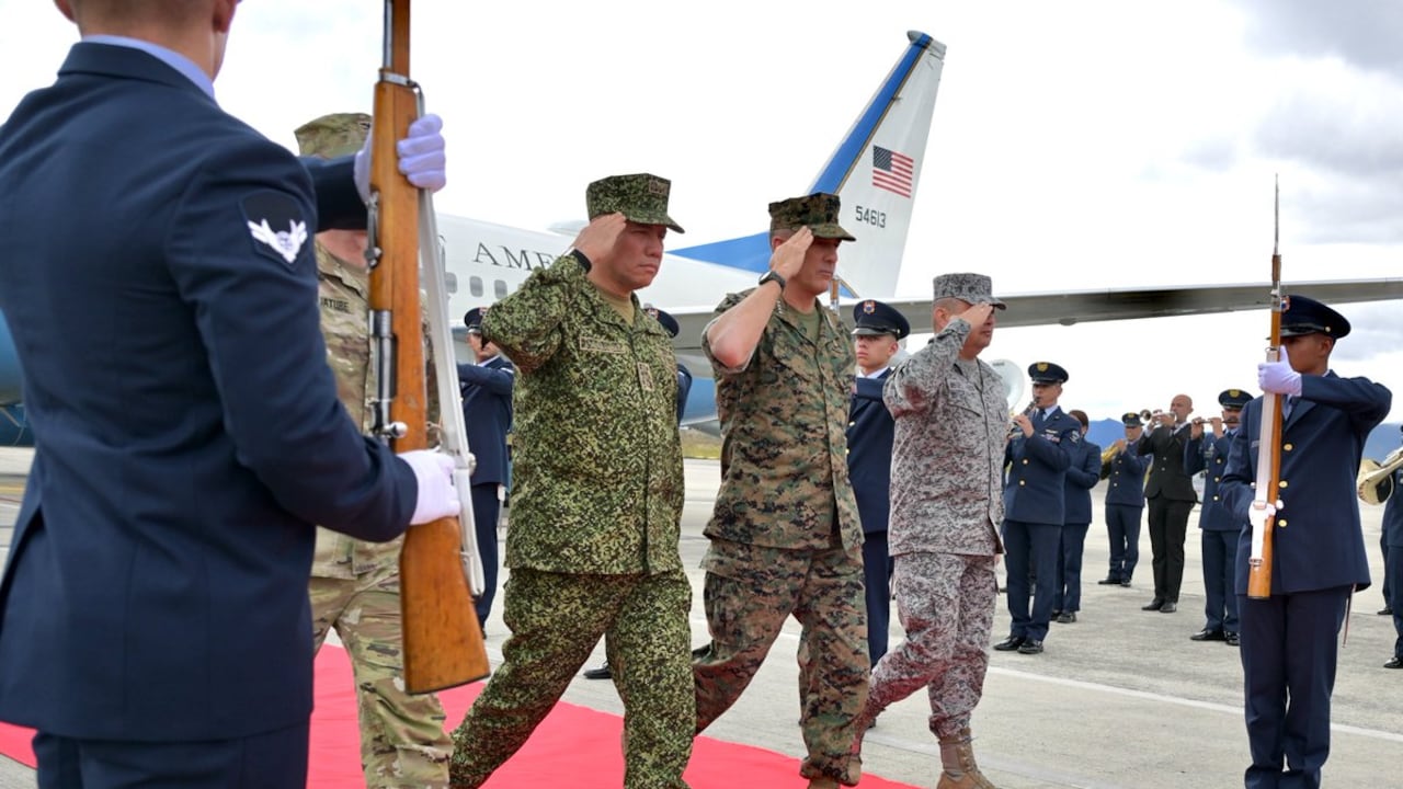 “El comandante gen. Francis L. Donovan llega a Colombia para reunirse con los nuevos líderes militares del país”, se lee en el comunicado del comando militar del Departamento de Defensa de los Estados Unidos.