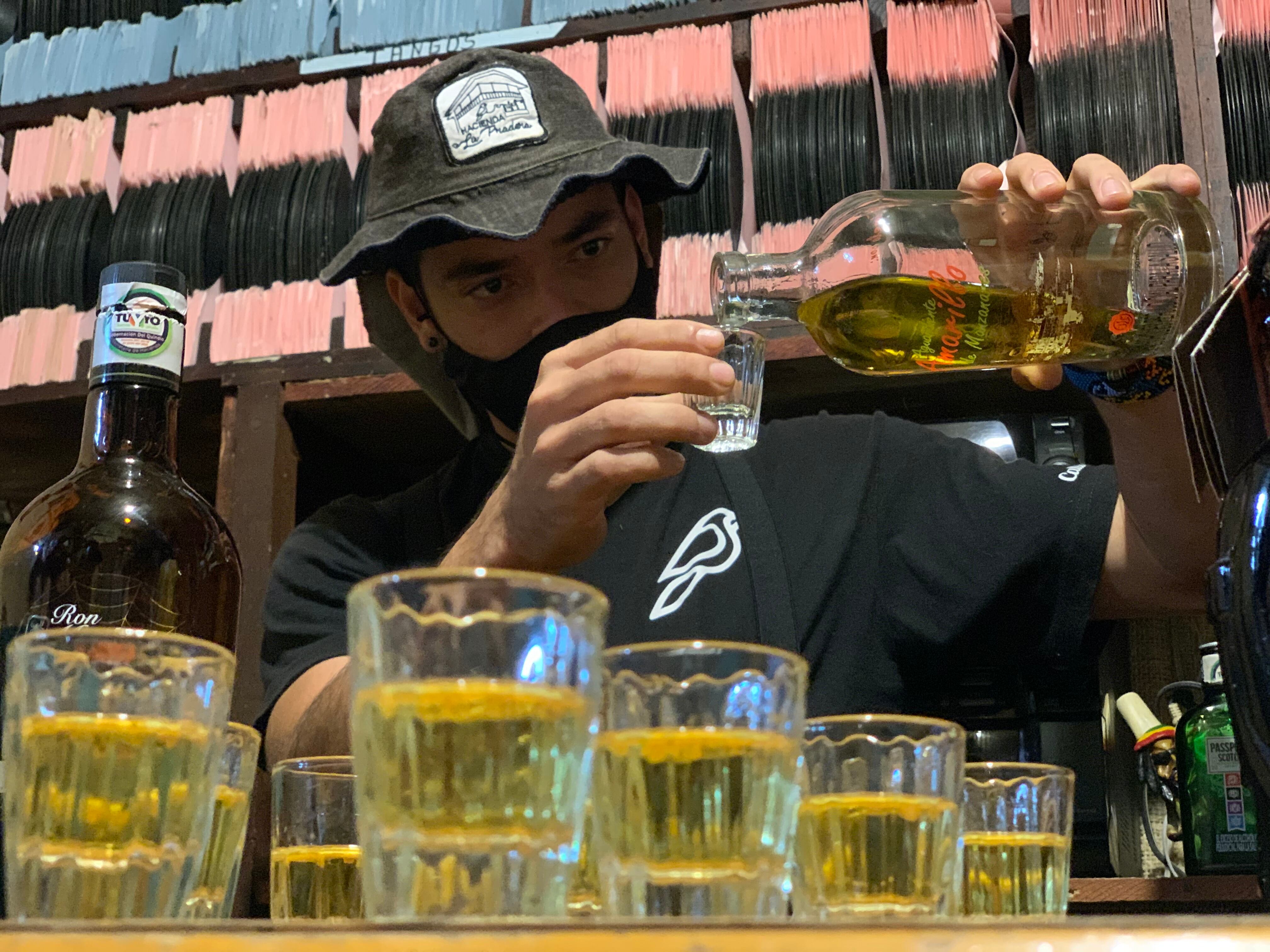 "Amarillo de Manzanares", el curioso aguardiente artesanal que se sirve en Calarcá, Quindío.