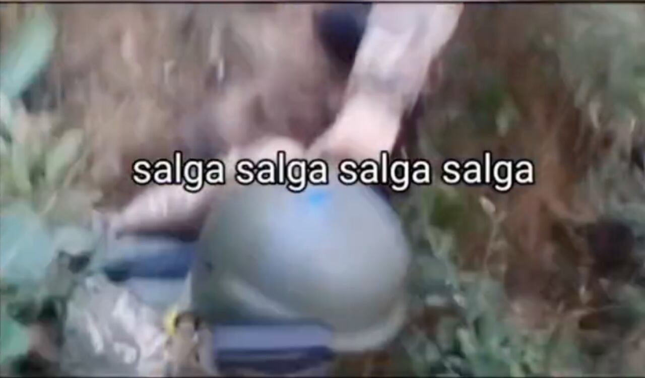 Momento en que un compañero saca a un solado herido