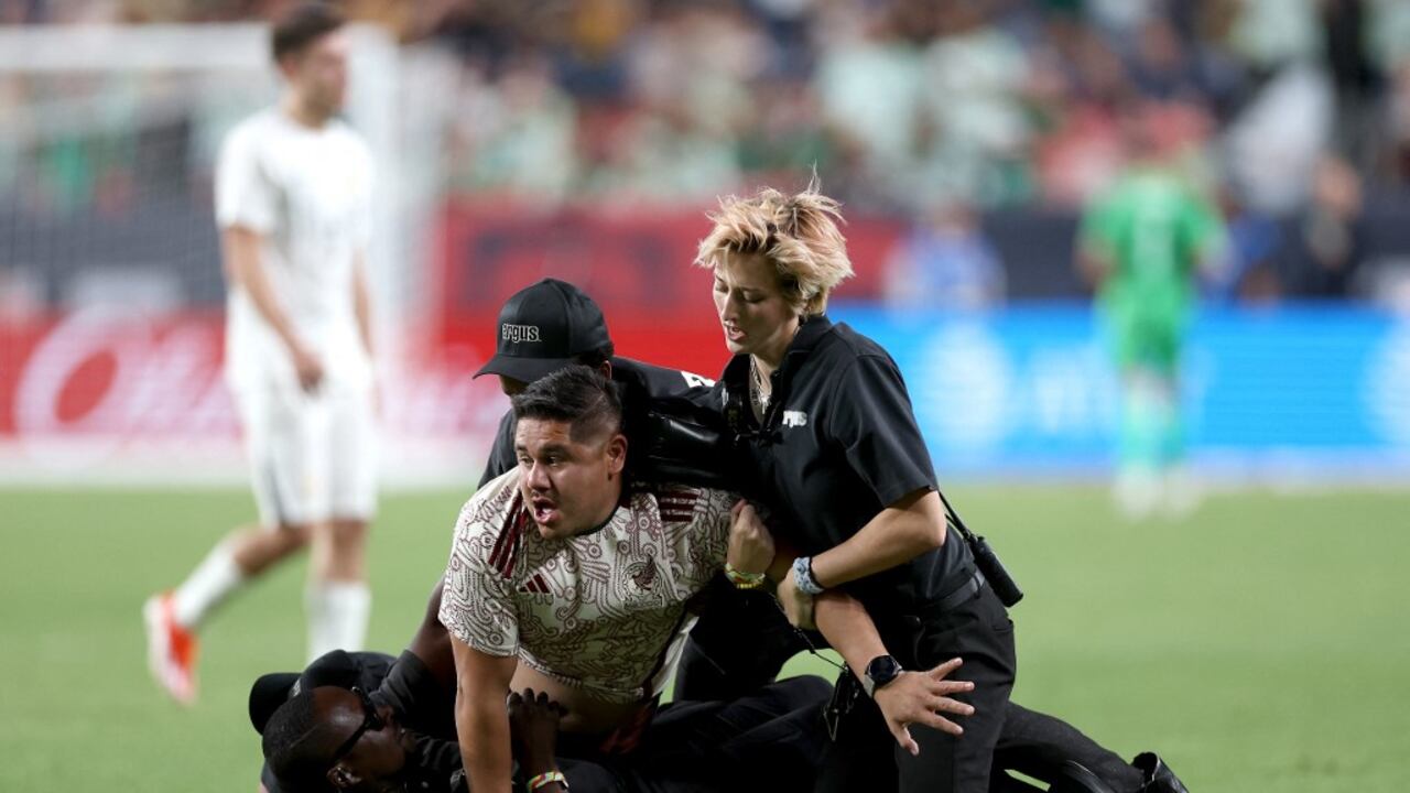 Los espectadores invaden el campo mientras Uruguay juega contra México en los últimos minutos de la segunda mitad durante un partido amistoso internacional entre México y Uruguay en Empower Field At Mile High el 5 de junio de 2024 en Denver, Colorado. Matthew Stockman/Getty Images/AFP (Foto de MATTHEW STOCKMAN / GETTY IMAGES NORTEAMÉRICA / Getty Images vía AFP)
