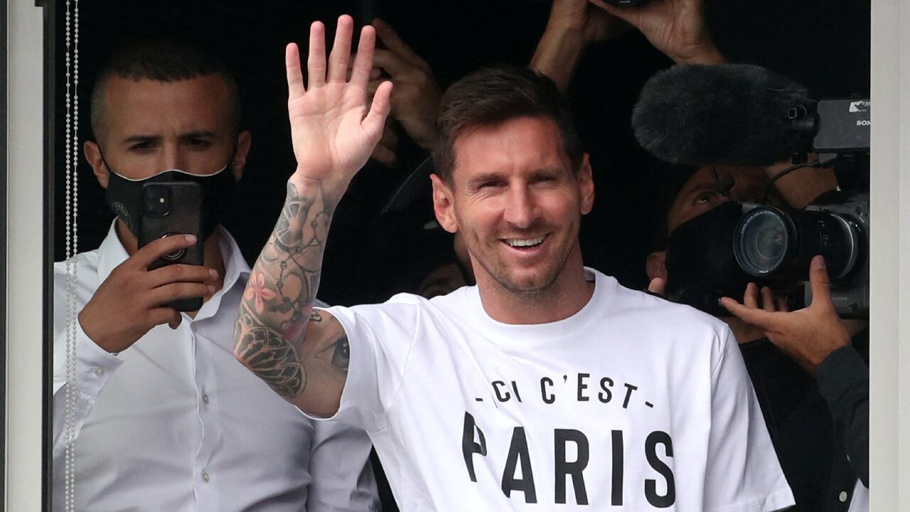 FILE PHOTO: Soccer Football - Lionel Messi arrives in Paris to join Paris St Germain - Paris-Le Bourget Airport, Paris, France - August 10, 2021 Lionel Messi waves as he arrives in Paris REUTERS/Yves Herman - UP1EH8A12T21N/File Photo
