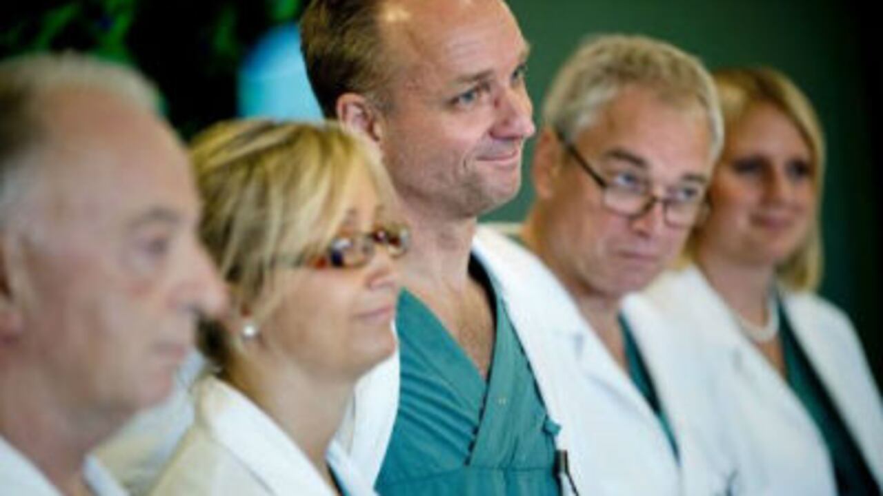 Los cirujanos (de izquierda a derecha) Andreas G. Tzakis, Pernilla Dahm-Kähler, Mats Brannstrom, Michael Olausson y Liza Johannesson explican los dos trasplantes de útero de madre a hija este martes 18 de septiembre en el Hospital Sahlgrenska, en Gotemburgo, Suecia.