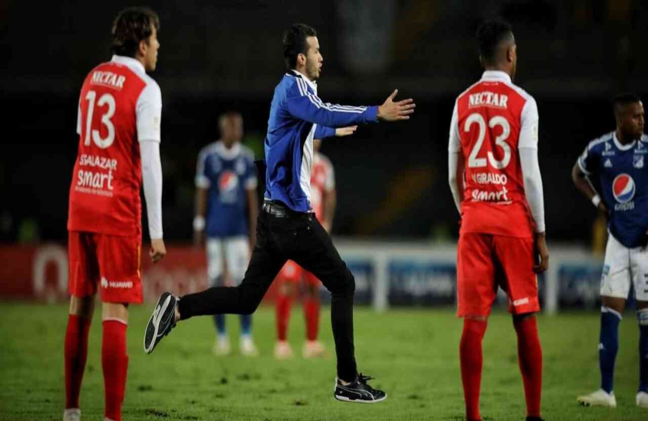 Cuando el partido estaba por terminar un fanático invadió la cancha con el objetivo de acercarse a Russo.