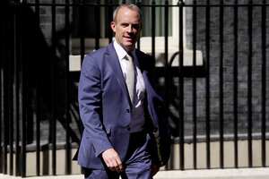 El secretario de Justicia y viceprimer ministro británico, Dominic Raab, sale del número 10 de Downing Street, en el centro de Londres, el 7 de julio de 2022, después de asistir a una reunión del nuevo gabinete del gobierno. - Boris Johnson renunció el jueves como líder del Partido Conservador de Gran Bretaña, allanando el camino para la selección de un nuevo primer ministro después de que decenas de ministros renunciaran a su gobierno durante 48 horas de frenético drama político. (Foto de Niklas HALLE'N / AFP)