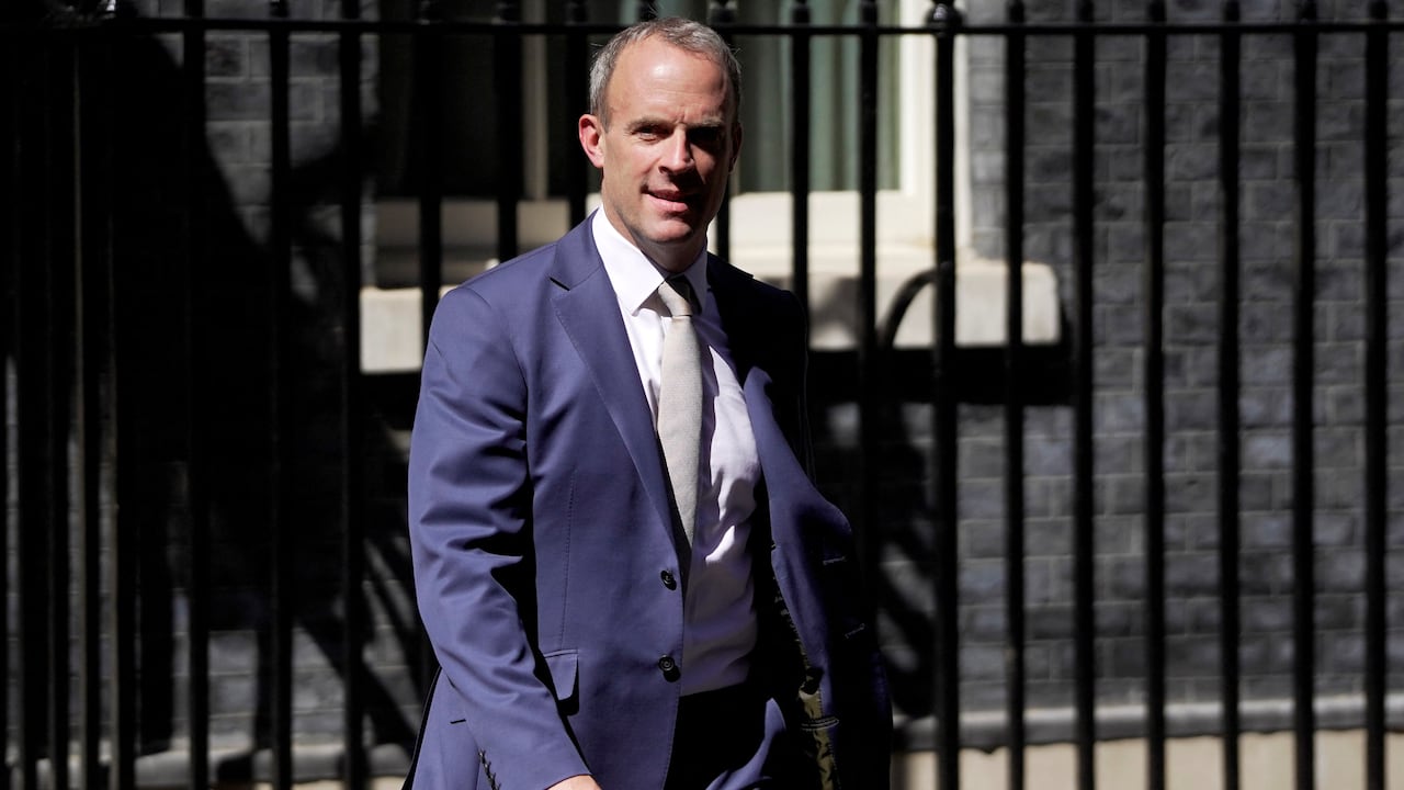 El secretario de Justicia y viceprimer ministro británico, Dominic Raab, sale del número 10 de Downing Street, en el centro de Londres, el 7 de julio de 2022, después de asistir a una reunión del nuevo gabinete del gobierno. - Boris Johnson renunció el jueves como líder del Partido Conservador de Gran Bretaña, allanando el camino para la selección de un nuevo primer ministro después de que decenas de ministros renunciaran a su gobierno durante 48 horas de frenético drama político. (Foto de Niklas HALLE'N / AFP)