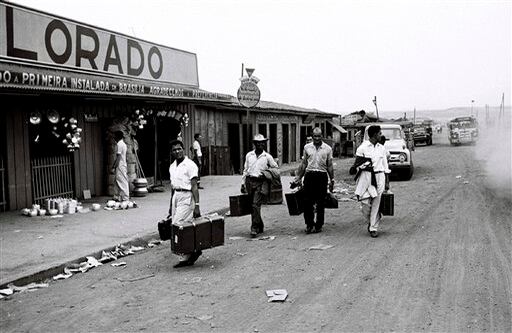 En esta foto, de 1957, muestra a los trabajadores que construirán la ciudad. 
