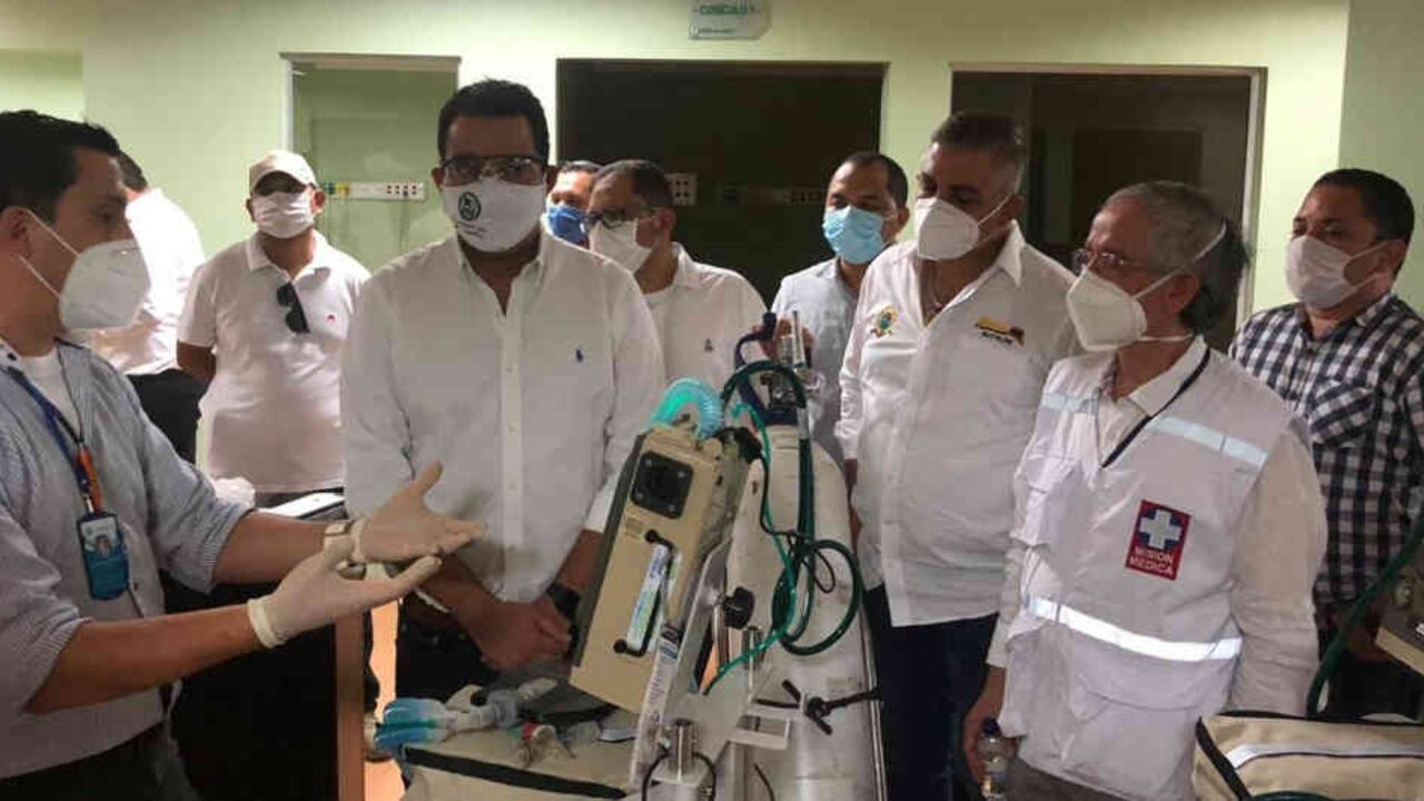 El Ministerio de Salud entregando los diez ventiladores al Hospital San José de Maicao.