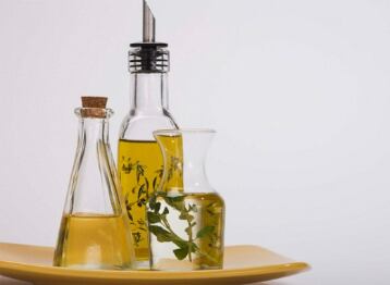 Aceite de Oliva: Además de los carbohidratos y las proteínas, el tercer grupo alimenticio que favorece las funciones del cerebro son, ¡las grasas! Pero claro, para beneficiarse, es importante que elijas “grasas saludables”. Un buen ejemplo es el aceite de oliva. También el aceite de pescado. 