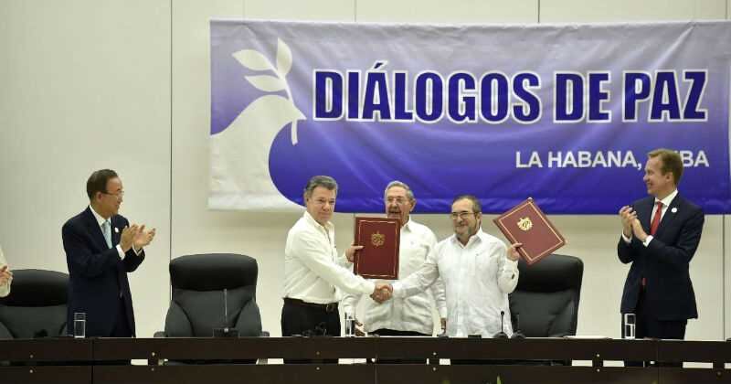 El presidente Juan Manuel Santos y el jefe de las FARC, 'Timochenko', en la firma del Acuerdo de Paz.