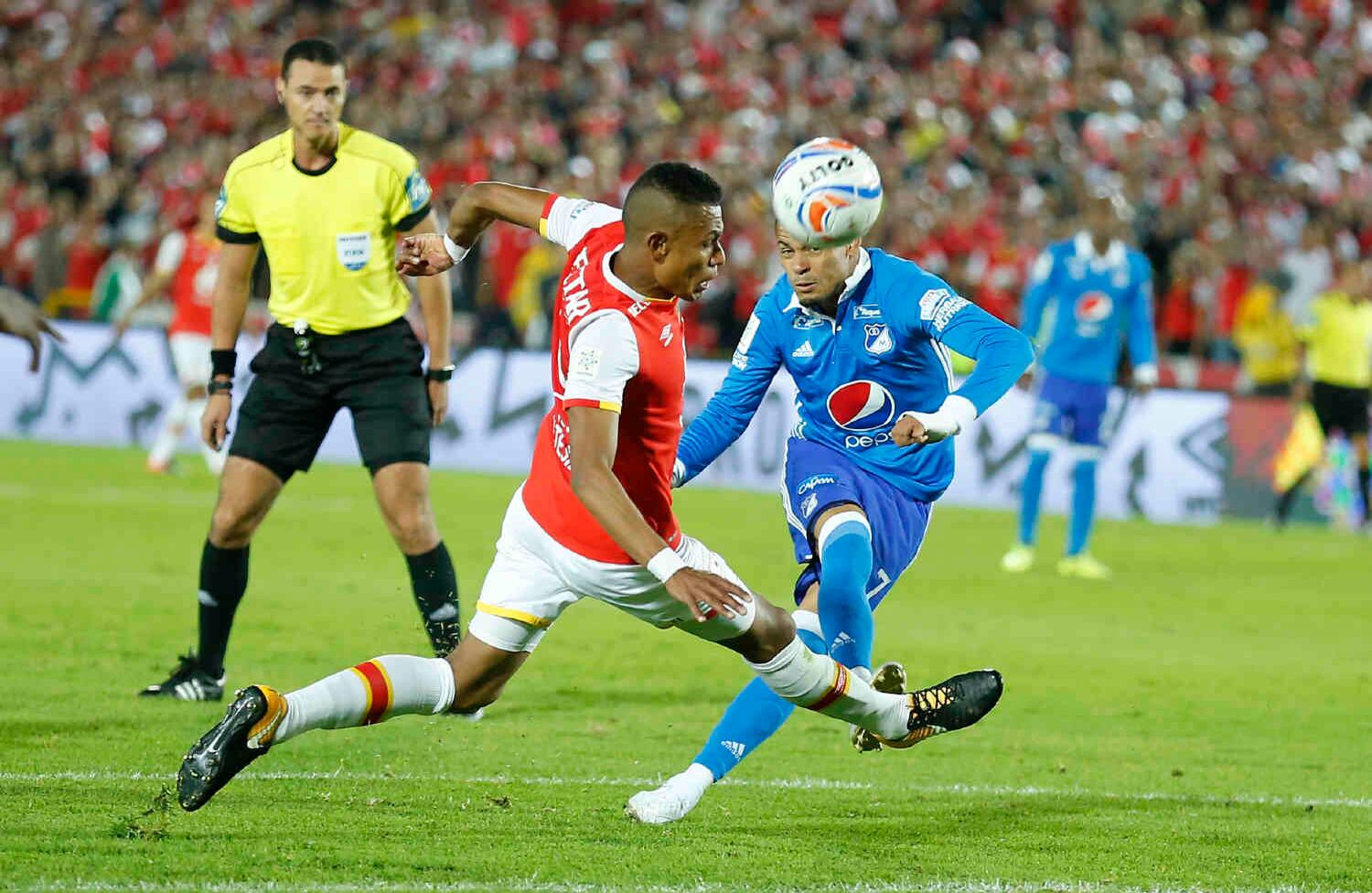 Ayron del Valle patea al arco rojo tras ganar la posición. Foto: Daniel Reina / SEMANA