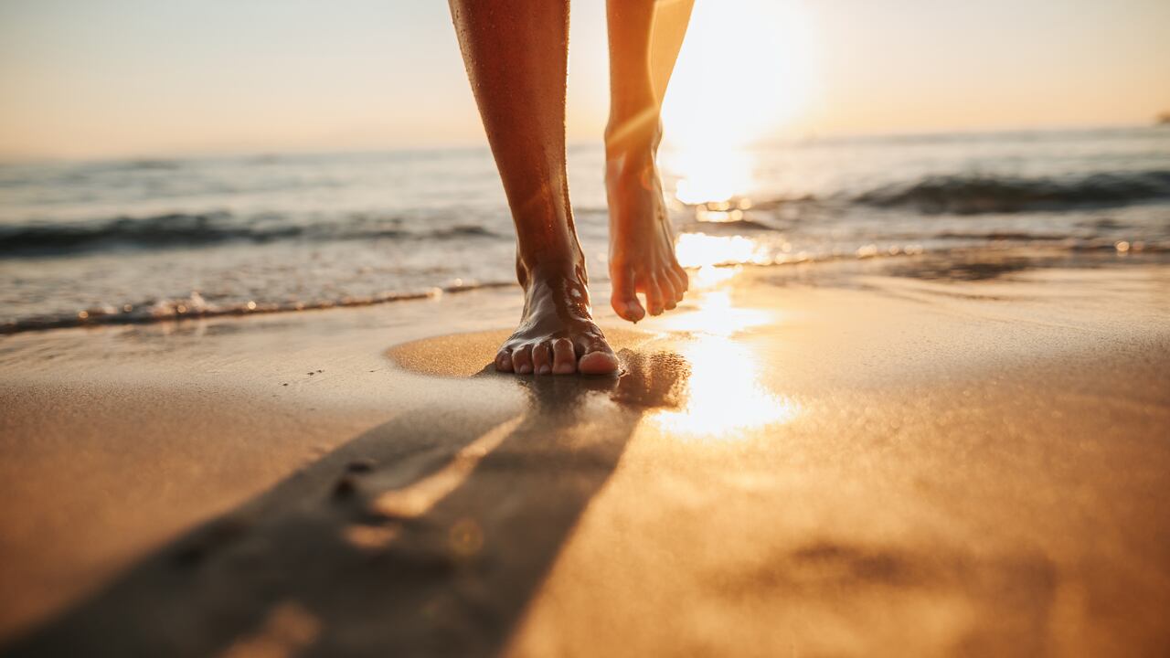 Foto referencia sobre caminar descalzo.